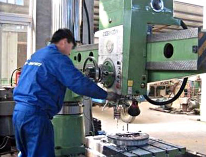 鉆床工人工作中