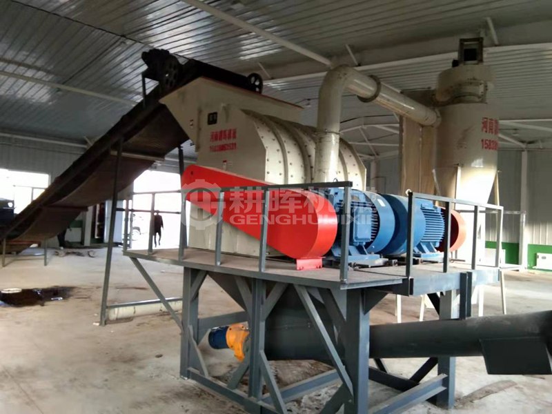 大型粉碎機現(xiàn)場后面