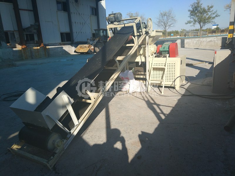 小型撕碎機現(xiàn)場