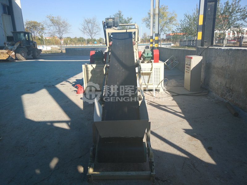 小型撕碎機現(xiàn)場