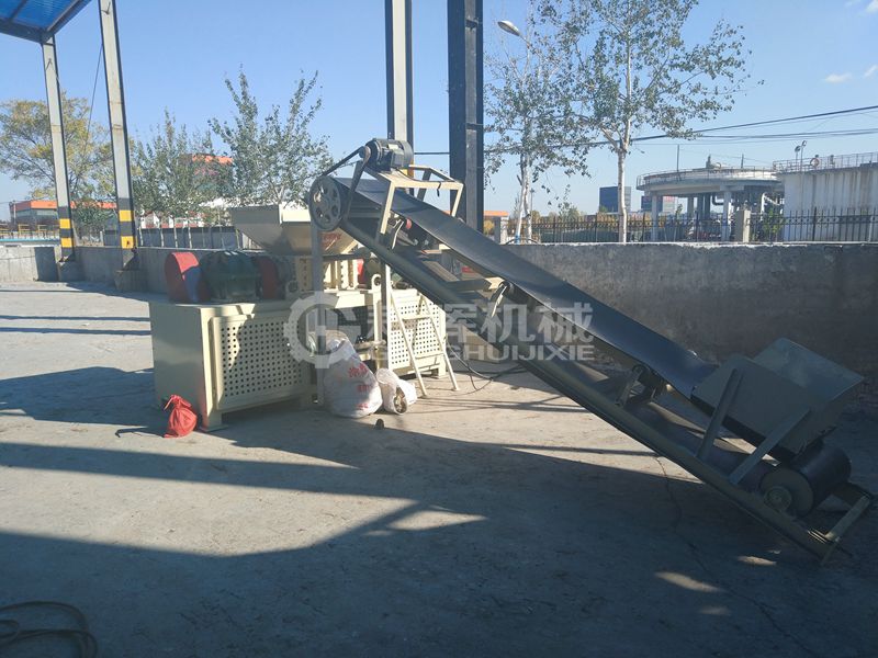 小型撕碎機現(xiàn)場小型剪碎機現(xiàn)場