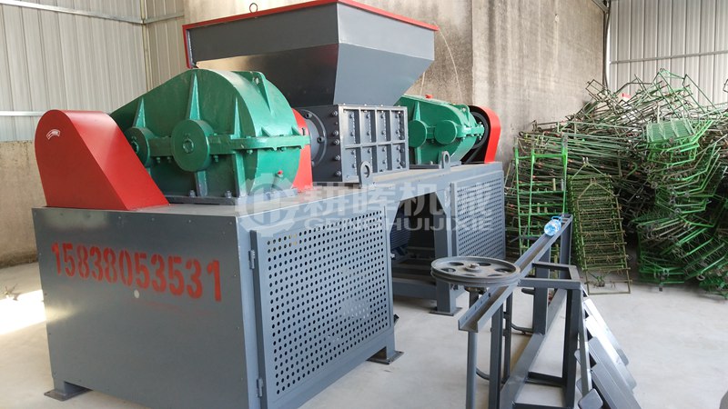 1000型撕碎機現場1米剪切式粉碎機